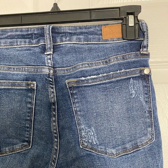 Judy Blue Vintage Relaxed Fit Distressed Jeans - Picture 4 of 7